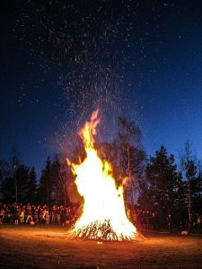 Grand feu Skansen nuit de Walpurgis