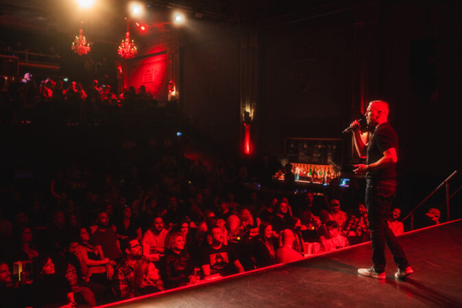 Le Festival SPASM célèbre un quart de siècle de cinéma indépendant pour sa 25e édition 1 JarrettMann devant foule Credit Audrey Loiselle
